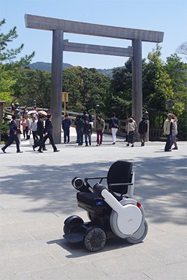伊勢神宮内宮宇治橋前の鳥居を背景に、電動車いす「WHILL（ウィル）」が置いてある写真